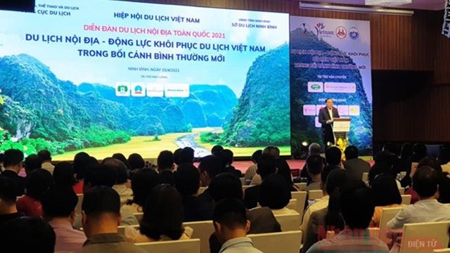 越南文化体育与旅游部部长阮文雄在论坛上发表讲话。