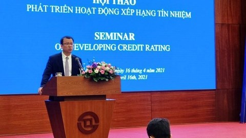 金融机构事务司副司长阮黄阳在研讨会上发表讲话。（图片来源：越通社）