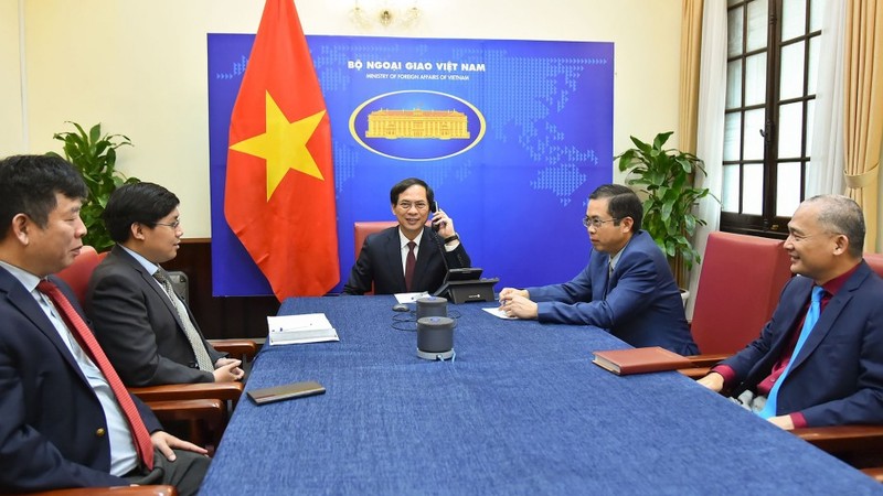 越南外交部部长裴青山别同印度外交部部长苏杰生通电话。（图片来源：国际报）