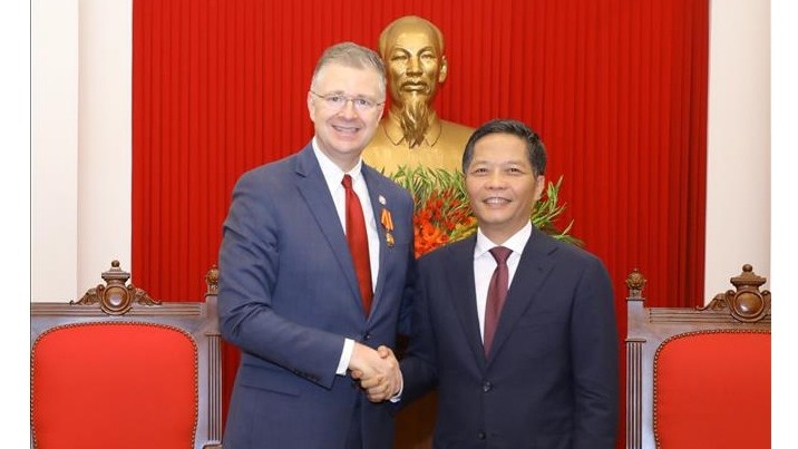 越共中央经济部部长陈俊英会见美国驻越南大使丹尼尔•克里滕布林克。（图片来源：越通社）