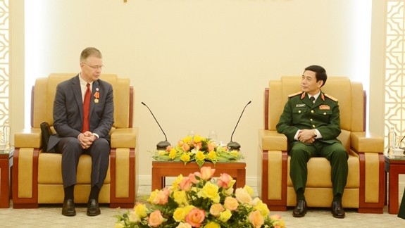 越南国防部部长潘文江会见美国驻越南大使丹尼尔•克里滕布林克。（图片来源：人民军报）