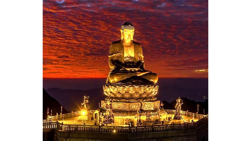 老街省一尊阿弥陀佛铜像创下“亚洲坐落在最高处的佛像”纪录。
