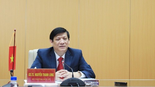 越南卫生部部长阮青龙与柬埔寨卫生部大臣曼·本亨举行视频会议。