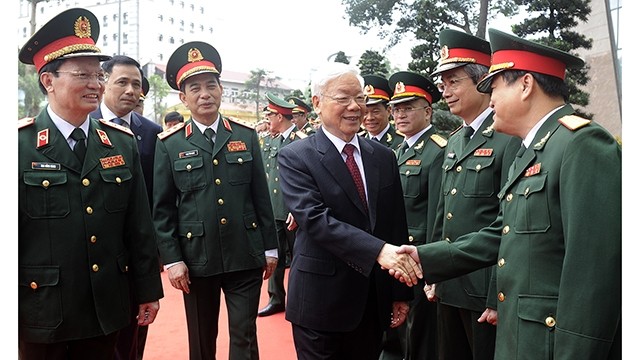 越共中央总书记阮富仲同108号中央军队医院领导握手。（登科 摄）