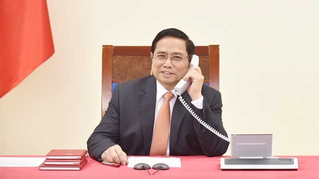 范明正总理与新加坡总理李显龙通电话。（陈海 摄）