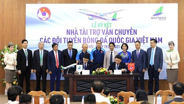 越南足球协会代表与越竹航空代表共同签署了合作协议。