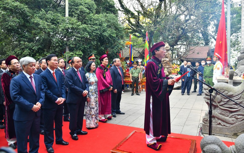 国家主席阮春福等领导同志在祭祖仪式上。（维灵 摄）