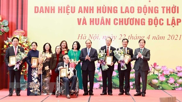 越南国家主席阮春福向优秀科学家颁发荣誉奖项。