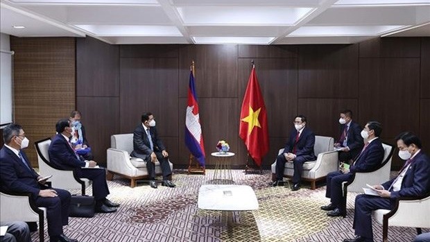 越南政府总理范明正会见柬埔寨首相洪森。（图片来源：越通社）