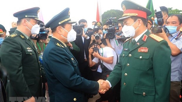 越南国防部部长潘文江上将和中国国防部长魏凤和上将。（图片来源：越通社）