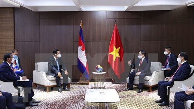 越南政府总理范明正与柬埔寨首相洪森首次进行会晤。（图片来源：越通社）