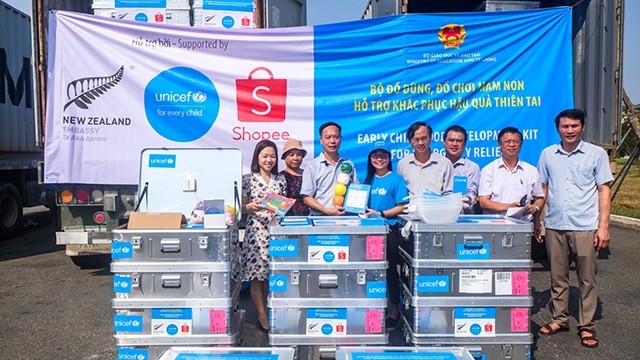 UNICEF向越南中部四省儿童赠送900套玩具。