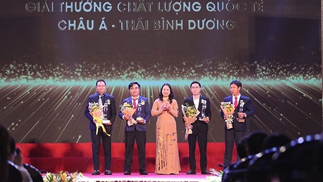获得亚太地区国际质量奖的企业代表。