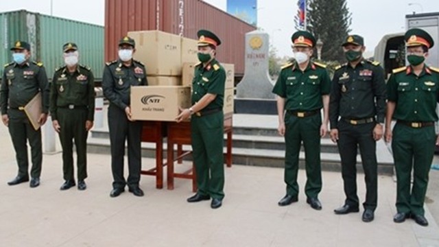 向柬埔寨国防部赠送礼物。（图片来源：越通社）