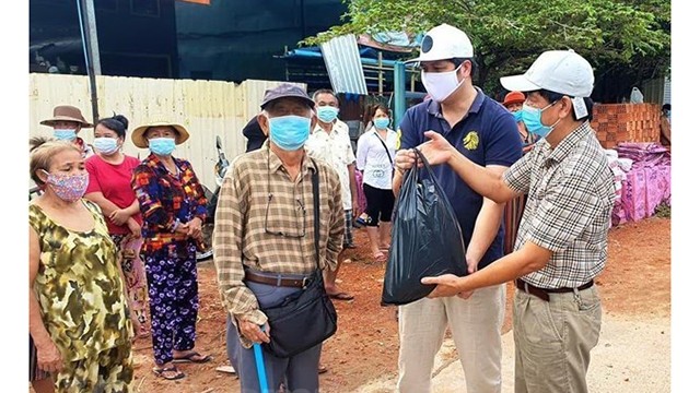 向越裔柬埔寨人送援助品。（图片来源：越通社）