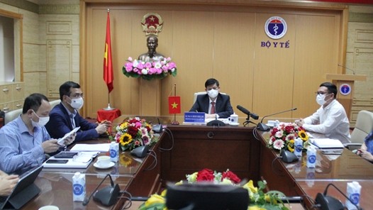 越南卫生部部长阮青龙与老挝卫生部部长本风·福马来西特以视频方式进行了座谈。