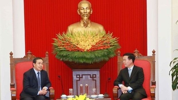 越共中央书记处常务书记武文赏会见老挝驻越南大使森菲特•宏本让。（图片来源：越通社）