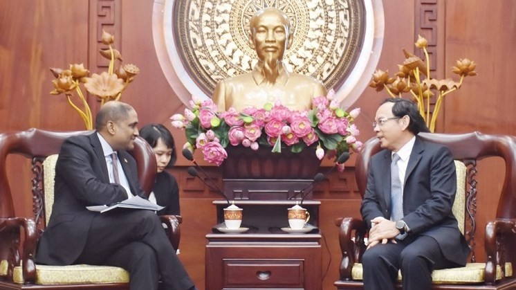 胡志明市市委书记阮文年会见嘉雅•拉特南大使。（图片来源：hcmcpv.org.vn）