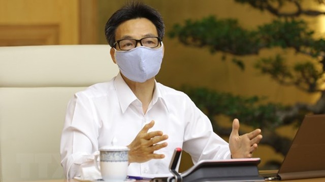 越南政府副总理、国家新冠肺炎疫情防控指导委员会主任武德儋主持会议。（图片来源：越通社）