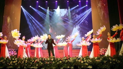 “越南艺术精粹集聚”演出在河内举行。