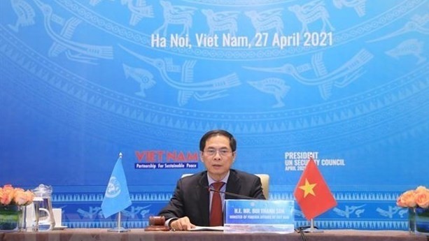 裴青山部长在辩论会上发言。（图片来源：越通社）