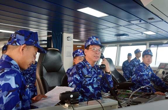 越南海警一区司令部副司令兼参谋长陈文诗大校与中国海警力量代表通电话。（图片来源：人民军队报）