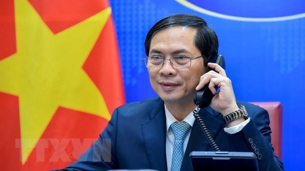越南外交部长裴青山与韩国外交部长郑义溶通电话。