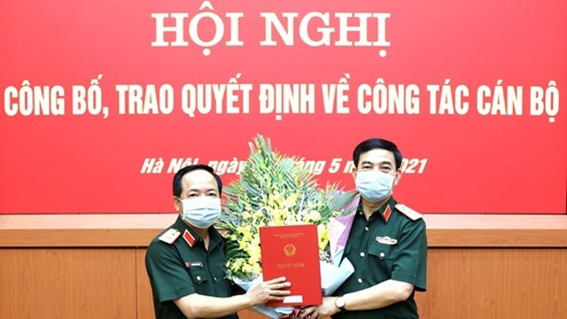 郑文决中将（左）被任命为越南人民军总政治局副主任。