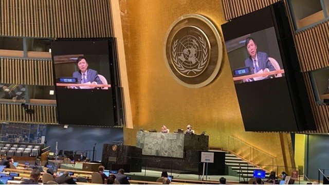越南常驻联合国代表团团长邓廷贵大使代表东盟介绍关于联合国与东盟合作的决议内容。