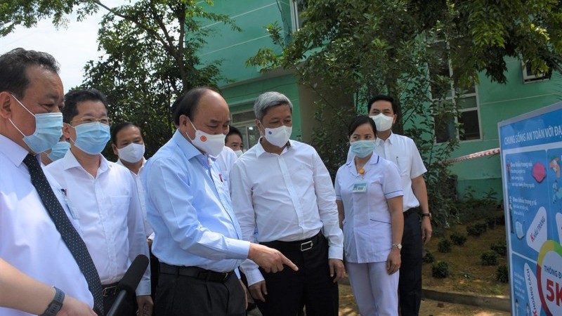 阮春福主席视察岘港市新冠肺炎疫情防控情况。