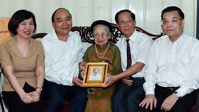 国家主席阮春福走访河内市抚恤政策家庭并向其赠送礼品。