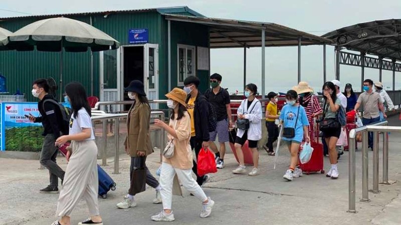 游客赴姑苏岛旅游。