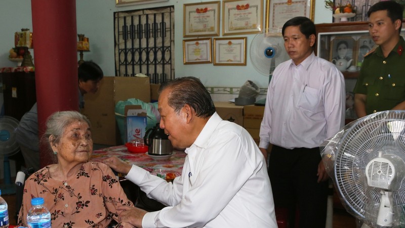 张和平副总理慰问居住隆安省的一位越南英雄母亲。（图片来源：VGP）
