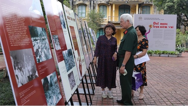 题为“国家喜悦十足”的资料图片展在河内举行。