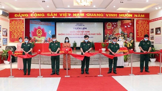 “越南国会——革新与发展征程”专题展开幕式。