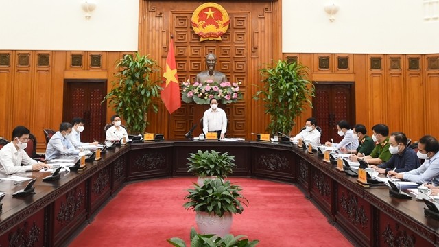 越南政府总理范明正主持召开新冠肺炎疫情防疫紧急会议。
