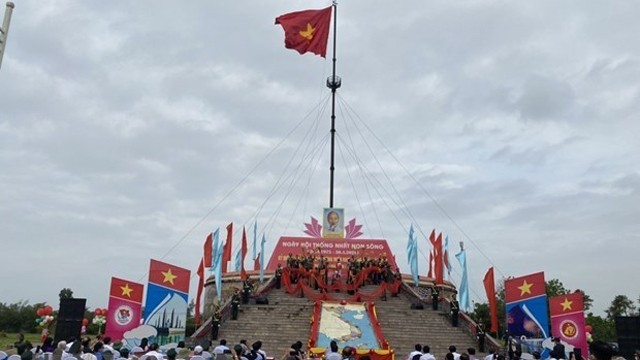 "江山统一"升旗仪式场景。