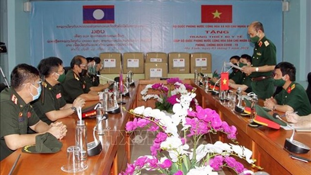 老挝接收越南国防部提供的医疗物资。