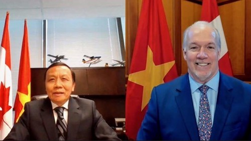 加拿大不列颠哥伦比亚省省长约翰·霍根与越南驻温哥华总领事阮光忠。