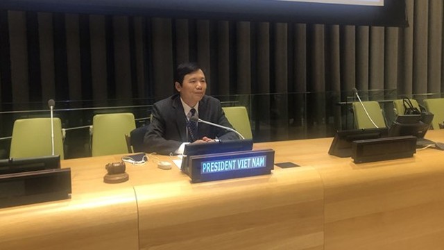 越南常驻联合国代表团团长邓廷贵大使主持对话。 