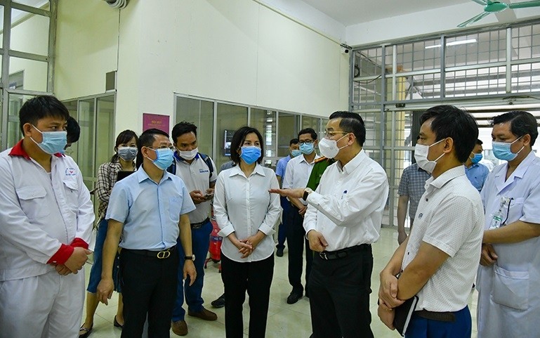 朱玉英带队视察一所用于疫情防控的野战医院。（图片来源：人民报网）
