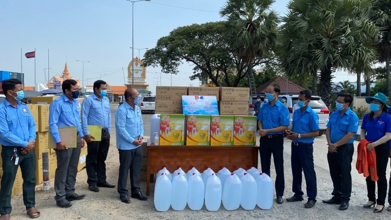 隆安省向柬埔寨两省赠送抗疫物资。
