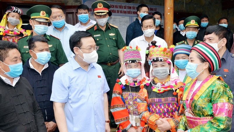 越南国会主席王廷惠赴河江省同文县龙居乡视察卢卢斋和小龙两村第四号投票站的选举准备工作。