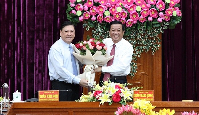 裴文严同志接受陈文若同志赠送的鲜花。