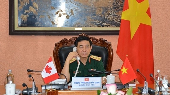 潘文江上将同哈尔吉特·萨詹部长通电话。（图片来源：人民军队报）