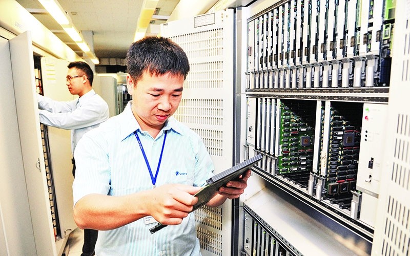VNPT北宁公司工程师检查总机系统。
