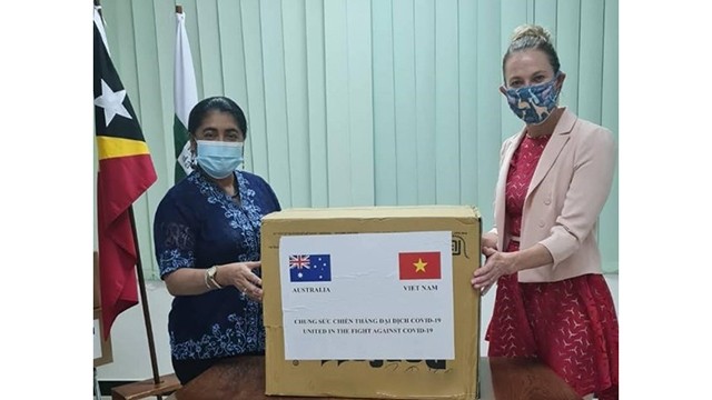 澳大利亚驻东帝汶大使馆代表Carli Shillito向东帝汶卫生部长奥德特贝洛移交由越南捐赠的口罩。（图片来源：越通社）
