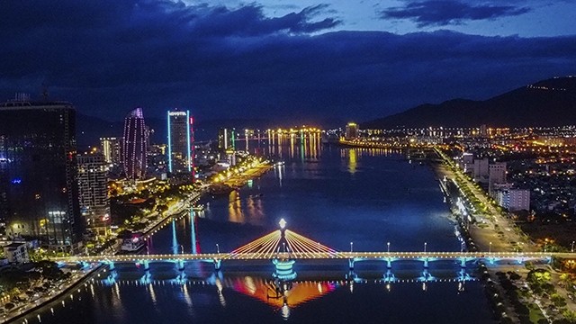 夜里的岘港市。