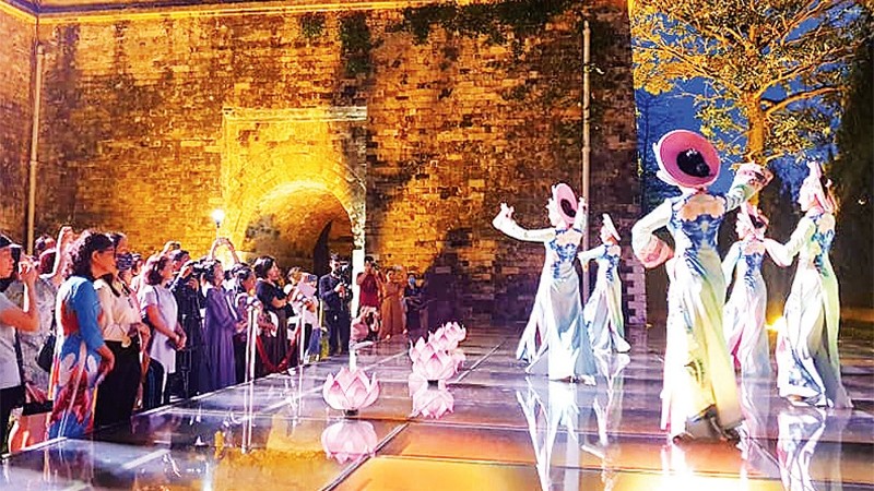 附图：在升龙皇城历史遗迹区的艺术表演节目。