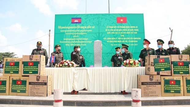 西宁省边防部队指挥部向柬埔寨边防力量和越裔柬埔寨人移交防疫物资。（图片来源：越通社）
